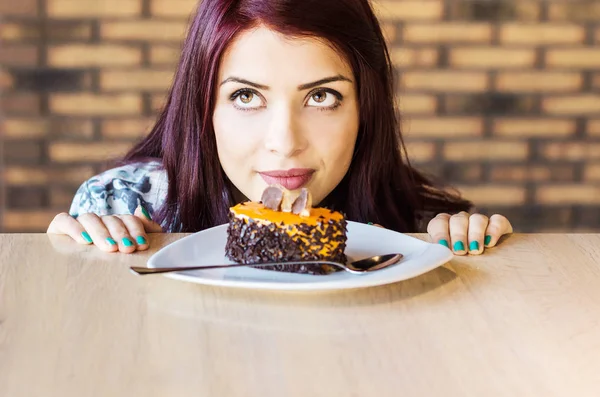 Menina bonita comer bolo . — Fotografia de Stock