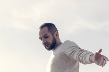 cliff duvarda duran adam 