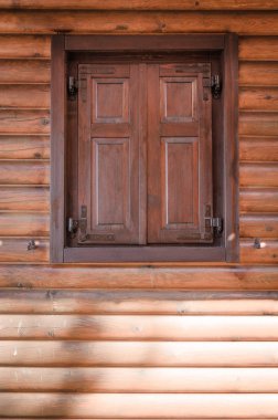 ahşap bir dağ evi üzerinde ahşap pencere