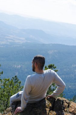 Dağlarda oturan adam  