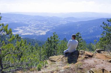 Dağlarda oturan adam  