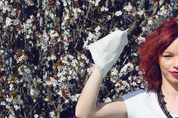 Mooie vrouw met zakdoek — Stockfoto