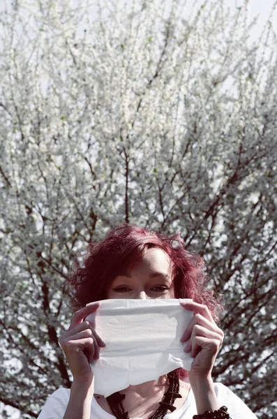 Mooie vrouw niezen in een weefsel — Stockfoto