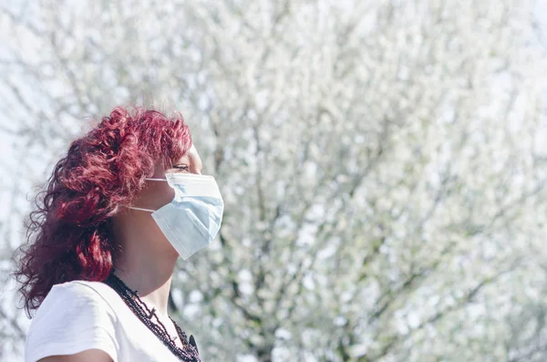 Vrouw met lenteallergieën — Stockfoto