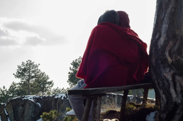 Chlapec a dívka sit Mazlili na hoře — Stock fotografie