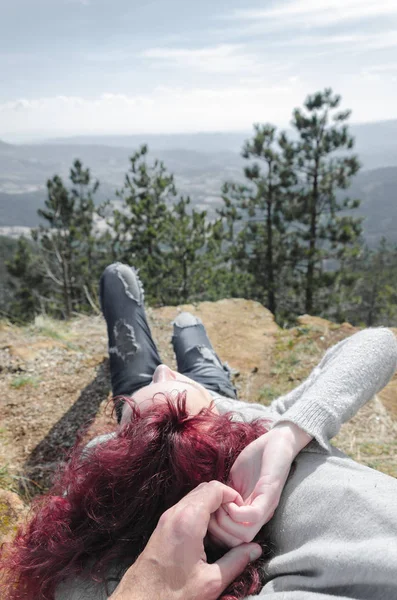 Leží dívka s chlapcem vychutnat krajinu — Stock fotografie