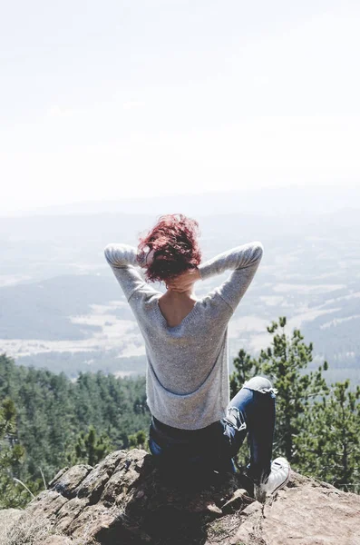 Chica disfrutando en la montaña — Foto de Stock