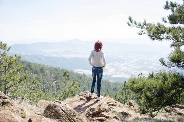 Chica disfrutando en la montaña — Foto de Stock