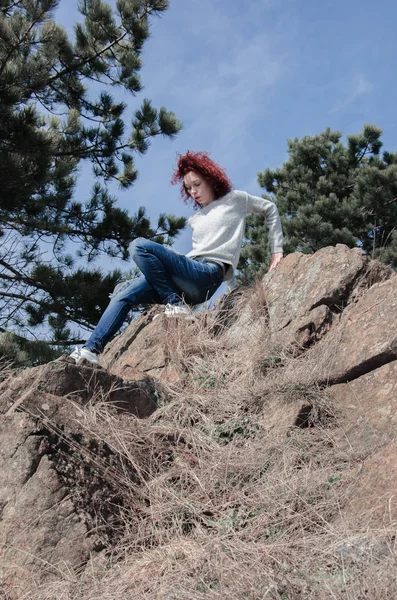 Femme peur des hauteurs sur la montagne — Photo