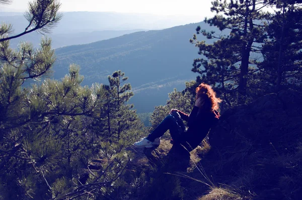 Dívka se těší na hoře — Stock fotografie