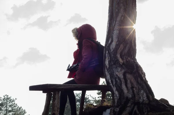 Κορίτσι που κάθεται μόνος σε ένα παγκάκι — Φωτογραφία Αρχείου