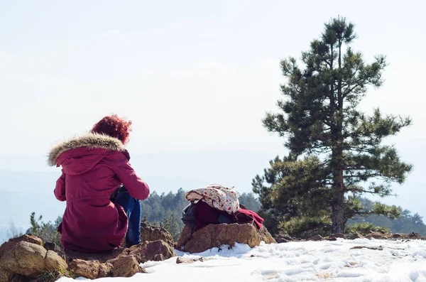 Chica descansando y sentado en la cima de la montaña — Foto de Stock