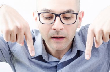 Akıllı adam işaret parmağın