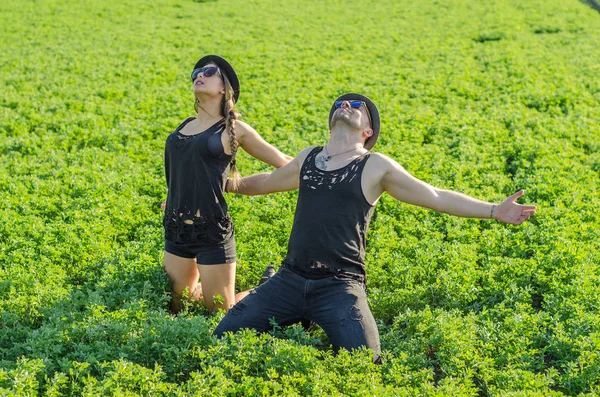 Homme et femme dans une prairie — Photo