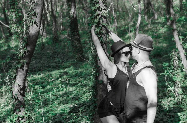 Seksi erkek ve bir kız ağaca yaslanmış — Stok fotoğraf