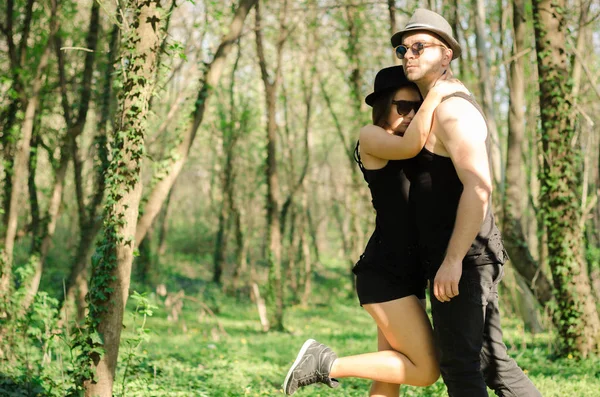 Menino e menina posando na floresta — Fotografia de Stock