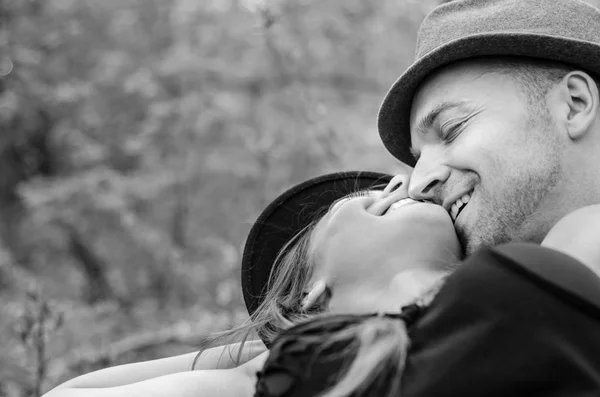 Menino e menina beijando — Fotografia de Stock