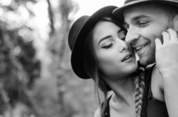 Casal amoroso desfrutando dia bonito — Fotografia de Stock