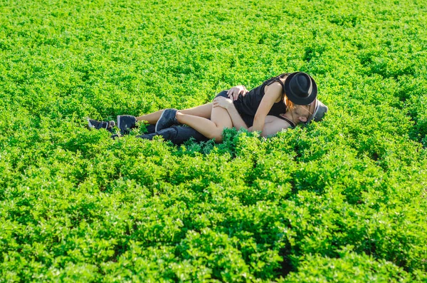 Hombre y mujer en un prado — Foto de Stock