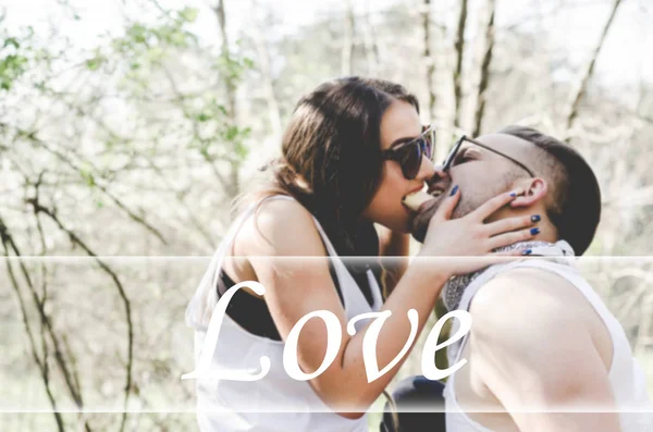 Älskande par som njuter av vacker dag — Stockfoto