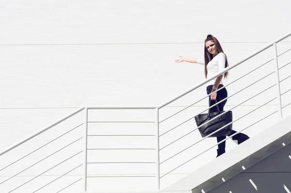 Joven mujer de negocios bajando las escaleras — Foto de Stock