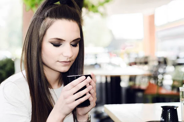 커피 한잔과 함께 카페에서 여자 — 스톡 사진