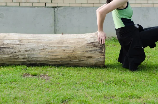 Mladá dívka s víčkem dělá cvičení — Stock fotografie