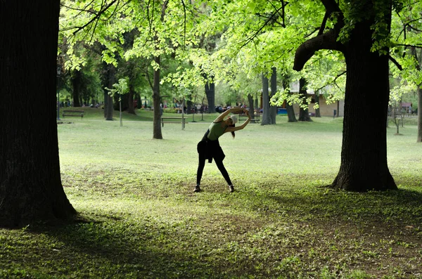 Silhueta de menina fazendo exercícios — Fotografia de Stock