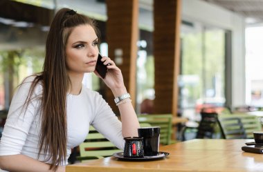  Cep telefonuyla konuşan bir kadın. 