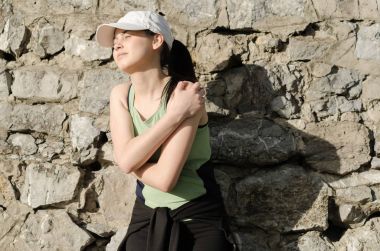 omzunda çıkık var tutan kız 