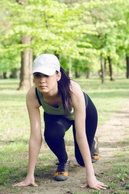 genç bir beyzbol şapkası ile 