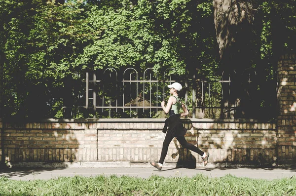 Fata care aleargă la distanţă — Fotografie, imagine de stoc