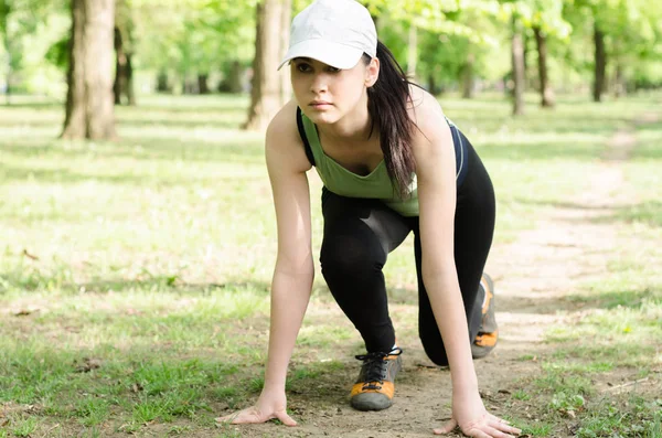 Девушка в спортивной одежде делает упражнения — стоковое фото