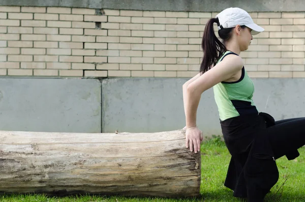 Menina em roupas esportivas fazendo exercícios — Fotografia de Stock