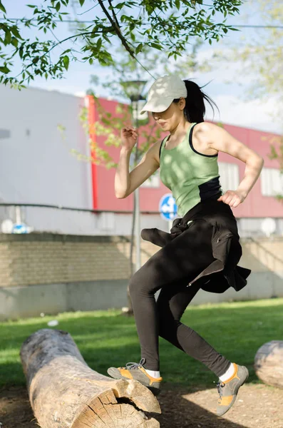 Menina em roupas esportivas fazendo exercícios — Fotografia de Stock