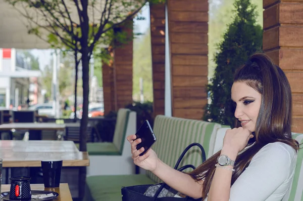 Menina sentada e falando no Skype — Fotografia de Stock