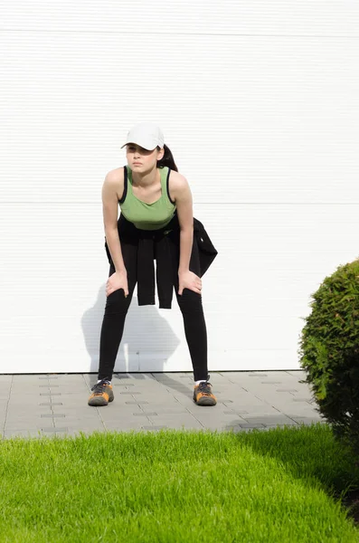 Девушка в спортивной одежде после тренировки — стоковое фото