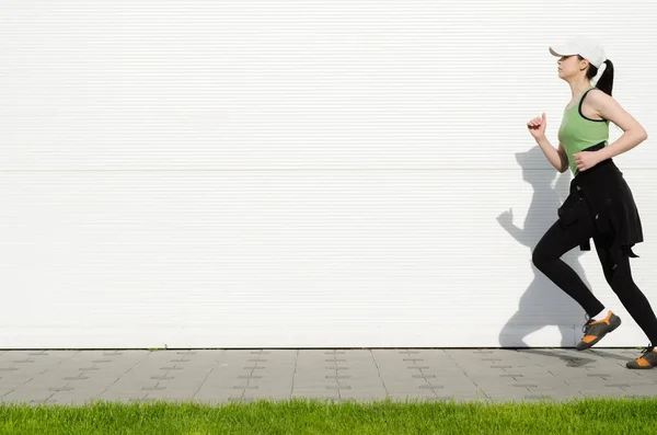 Menina em roupas esportivas corrida — Fotografia de Stock