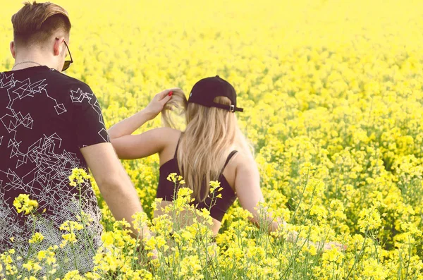 Marido y mujer disfrutaron en el campo de las flores —  Fotos de Stock