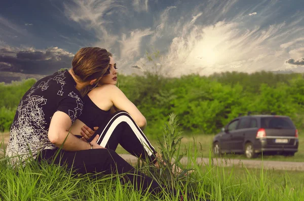 Ragazzo e ragazza seduto accanto all'autostrada — Foto Stock