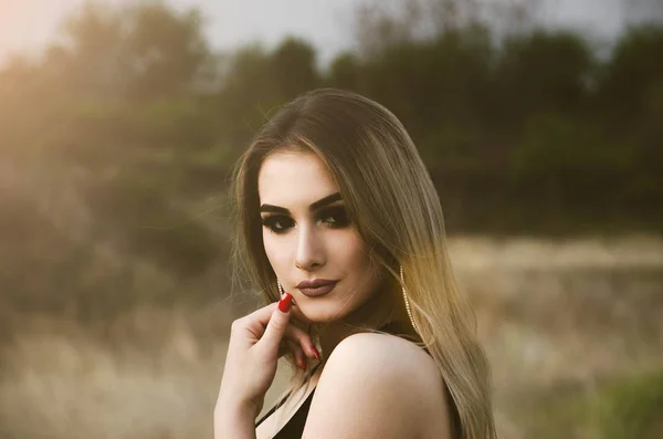 Young woman  on the  nature — Stock Photo, Image