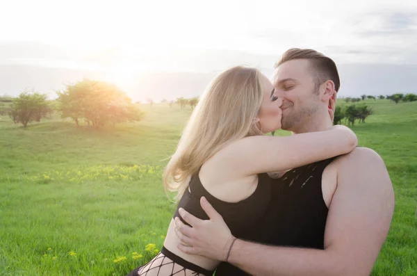Ouple hugging and kissing outdoors — Stock Photo, Image