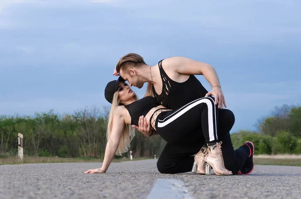 Uomo e ragazza in posa nella passione — Foto Stock