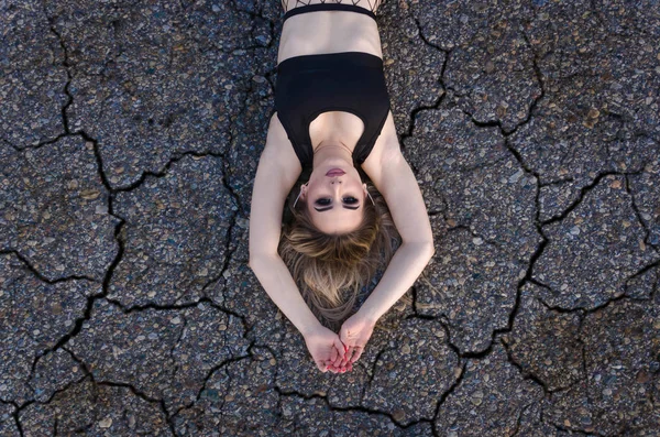 道路に横たわっている深刻な若い女の子 — ストック写真