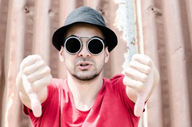 adam komik gözlük ve şapka 