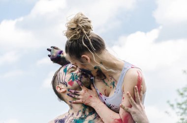 Genç çift boyalar ile eğleniyor