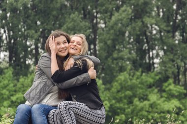 iki genç bayan arkadaş