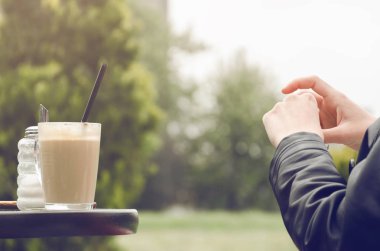 genç kadın içme kahve 