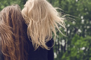 iki genç bayan arkadaş