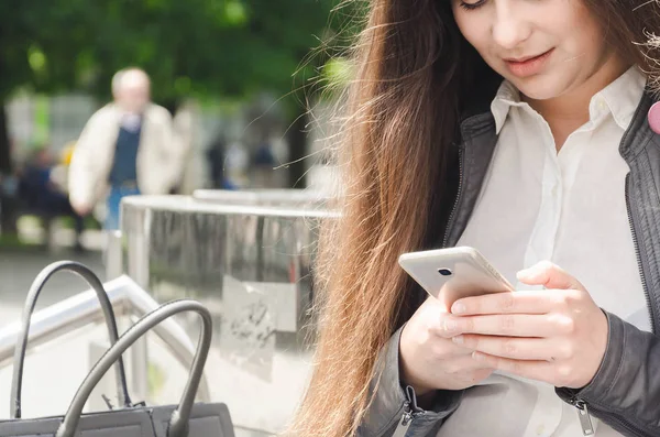 Dívka psát zprávy na mobilním telefonu — Stock fotografie